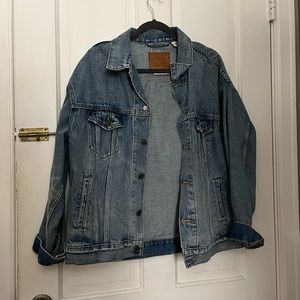 Levi’s Jean Jacket light wash size medium